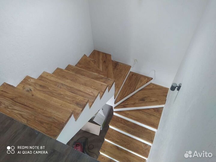 Лестница на второй этаж из массива