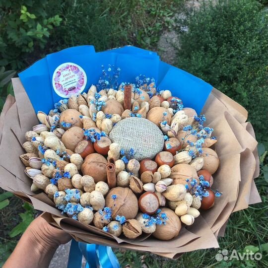 Букет из орехов