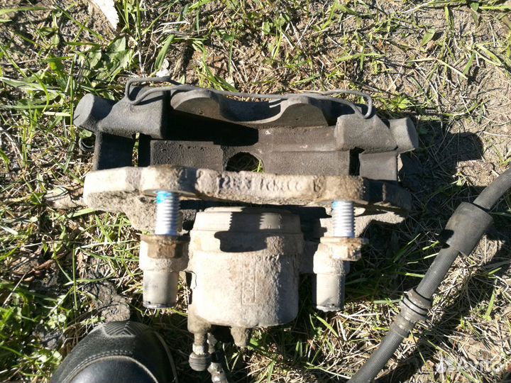 Передний левый тормозной суппорт +диск +колодки фо