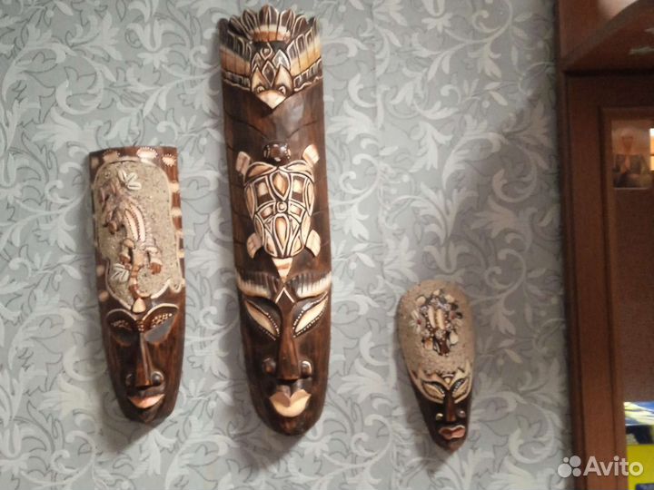 Люстра, деревянные маски. Золотой, кофейный сервиз