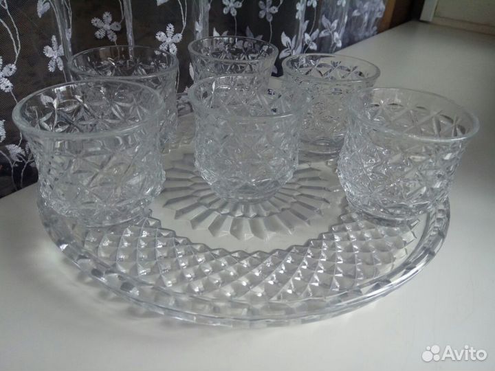 Набор: поднос(Чехословакия), стаканчики (стопки)