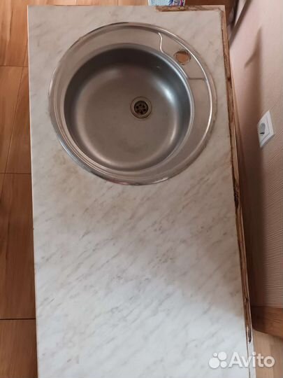 Кухонный шкаф и столешница с мойкой, смесителем