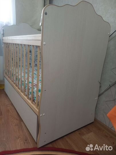 Детская кроватка с маятником
