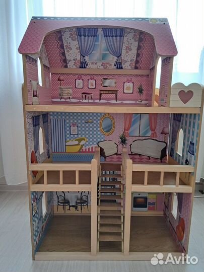 Большой кукольный домик с мебелью