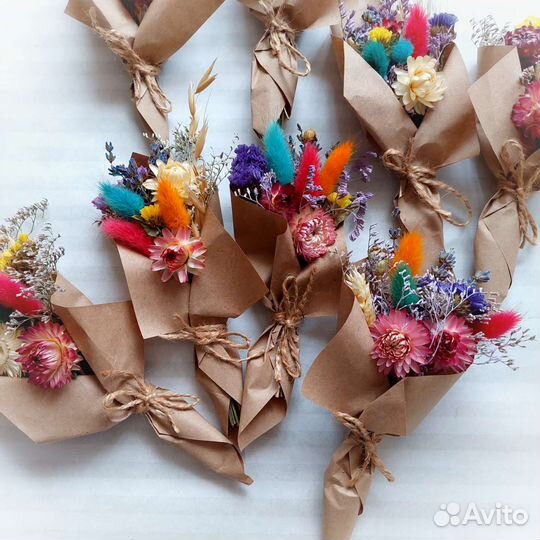 Букет комплимент девочкам цветы 8 марта сухоцветы