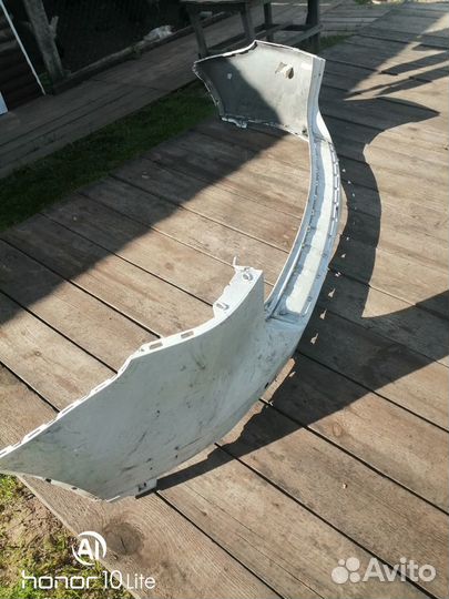 Продаю задний бампер белого цвета от Туарега 2011г