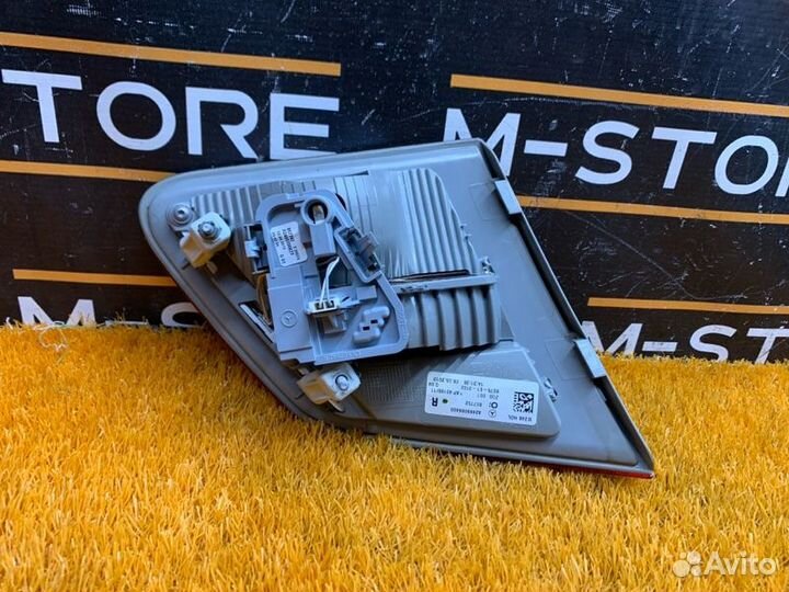 Фонарь крышки багажника правый Mercedes-Benz