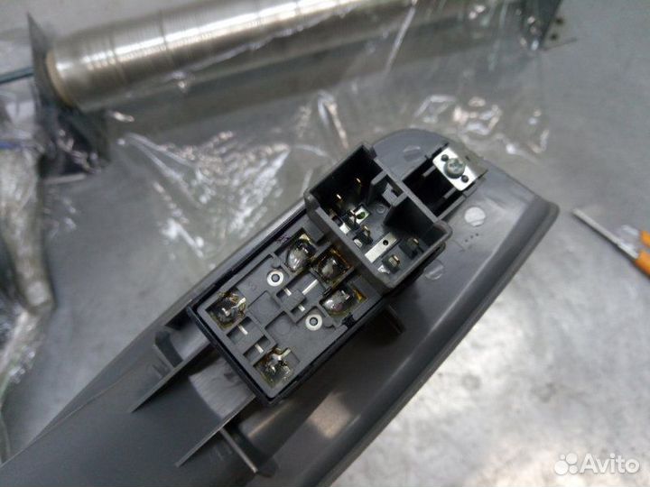 Кнопка стеклоподъемника задняя правая Chevrolet