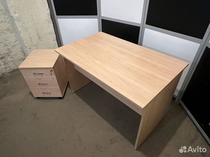 Комплект для офиса. Стол с тумбой