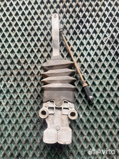 Клапан пневмоподвески кабины Volvo