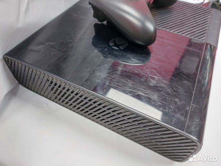 Xbox 360 с геймпадом