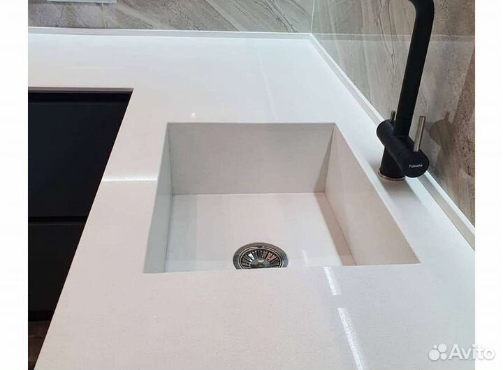 Столешница на кухню из кварцевого камня на заказ