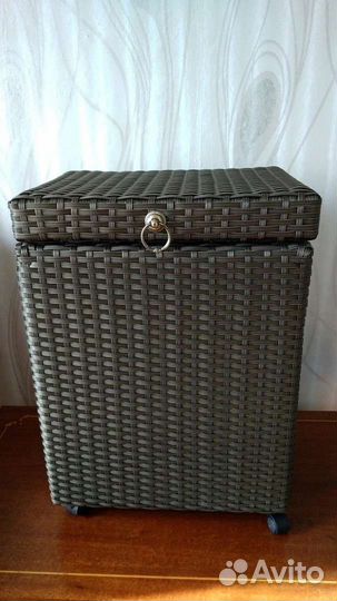 Корзина плетёная на колесиках