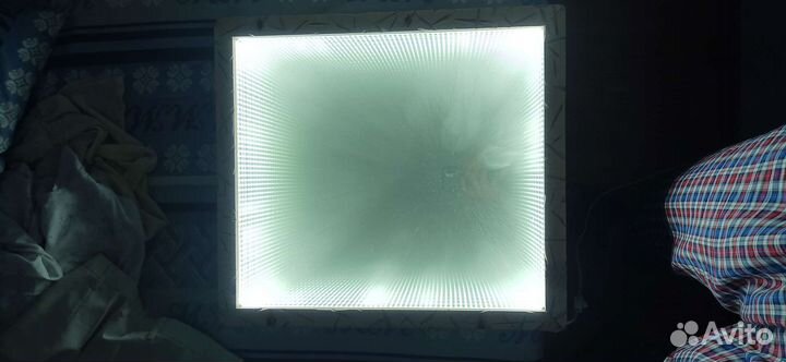 Бесконечное зеркало с белой подсветкой