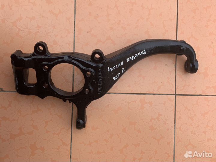 Кулак поворотный передний правый Ниссан Падфайндер