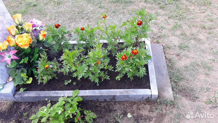 Уборка могил на кладбище