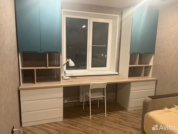 Уголок школьника около окна