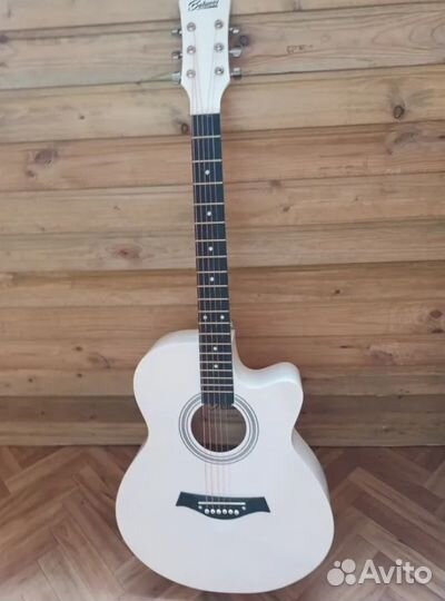 Акустическая гитара белая