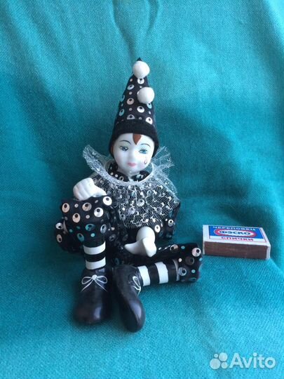 Кукла фарфоровая арлекин 37 см