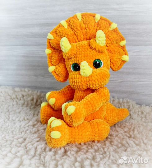 Вязаный трицератопс