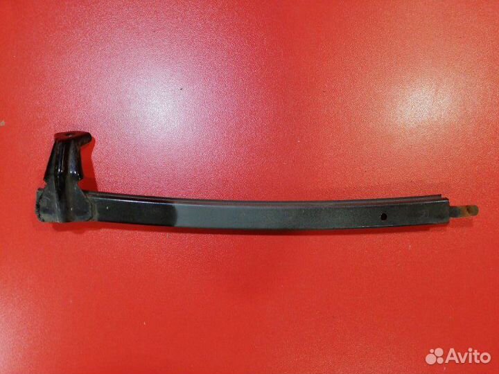 Направляющая стекла двери передняя правая Lexus