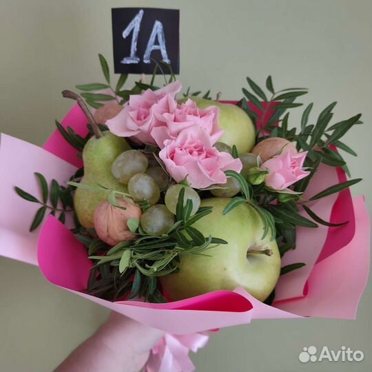 Букет из фруктов и ягод и овощей