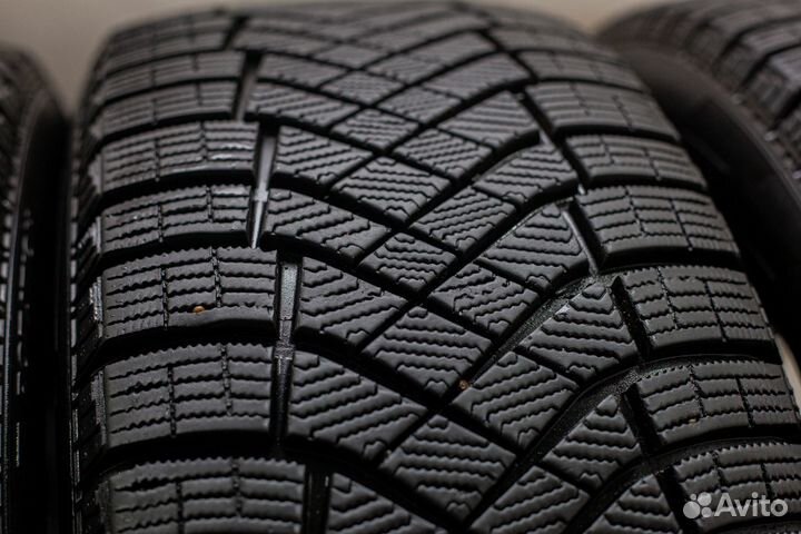 Pirelli Ice Zero FR 235/55 R19 и 255/50 R19 105H