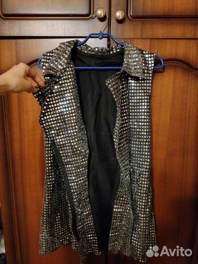 Жилет из пайеточной ткани