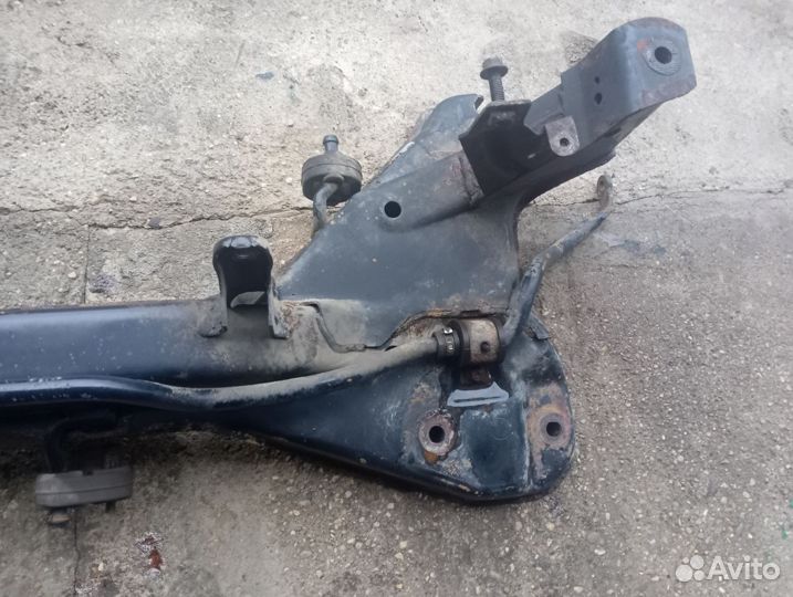 Подрамник передний Mitsubishi Carisma
