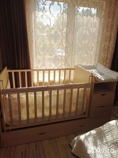 Детская кроватка с маятником и пеленальным столико