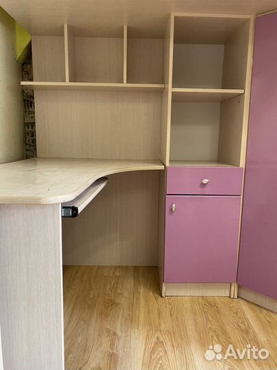 Детская кровать со столом и шкафом