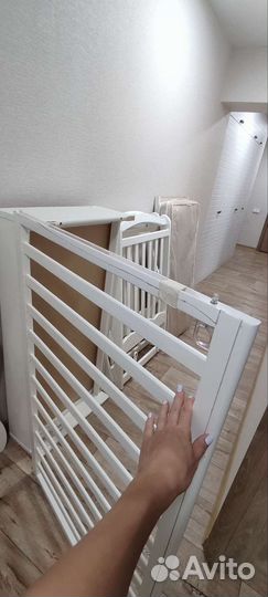 Детская кроватка с маятником и ящиком