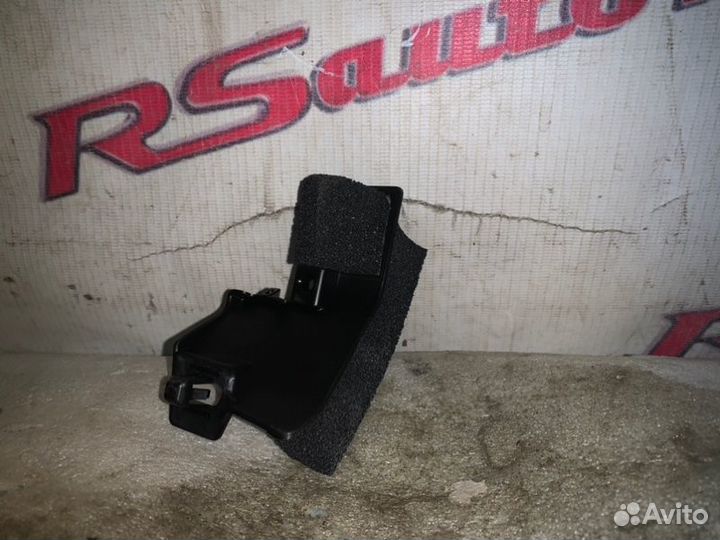 Кронштейн решетки радиатора правый Toyota Camry 70