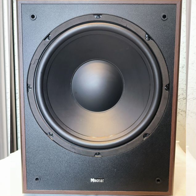 Сабвуфер Magnat SUB 301A 12"(30 см динамик 220 вт)