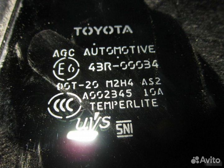 Форточка правая в дверь Toyota Land Cruiser 200