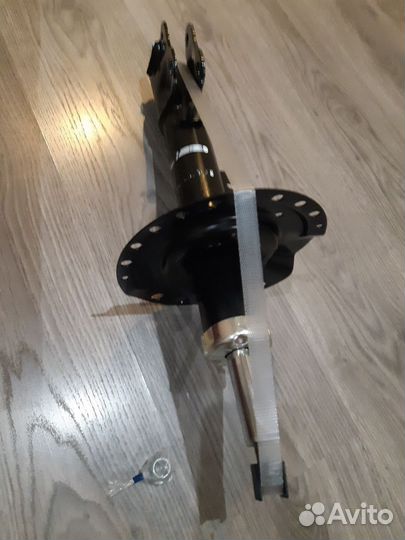 Амортизатор передний правый митсубиши аутлендер 3