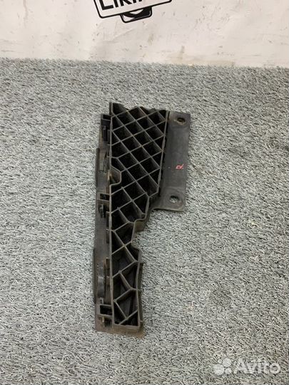 Кронштейн решетки радиатора правый Mercedes Glk