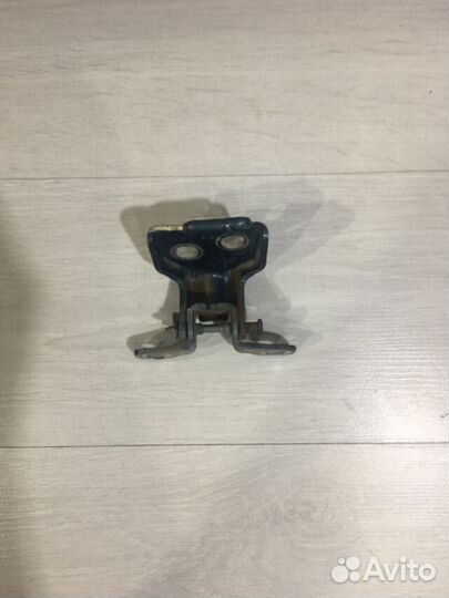 Петля двери зад право renault duster 2.0 4wd мт