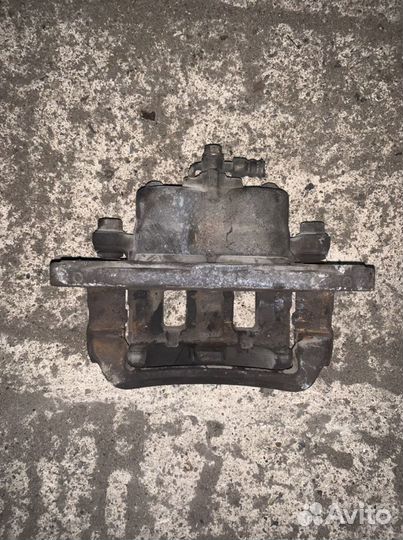 Суппорт передний правый Мазда мпв LW 1999-2004г