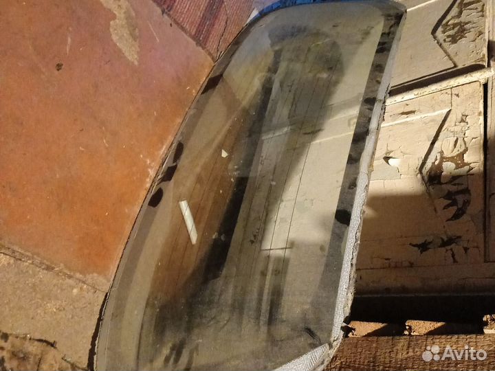 Заднее лобовое стекло на Тойота Карина е