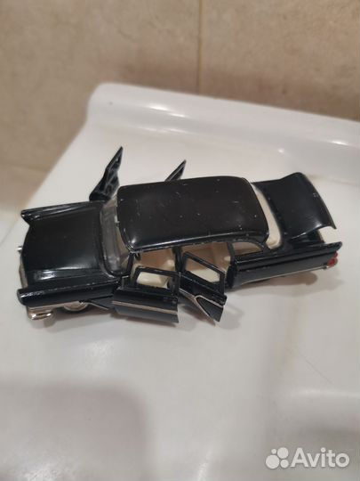 Коллекционная машинка Чайка Газ-13