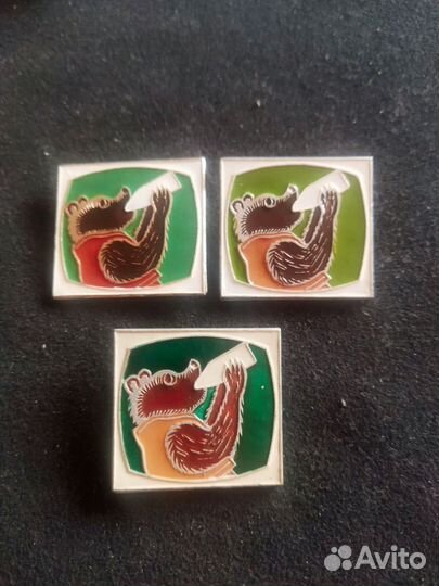 Значок СССР. Мультфильм. Медведь.Фон тёмно-зелёный