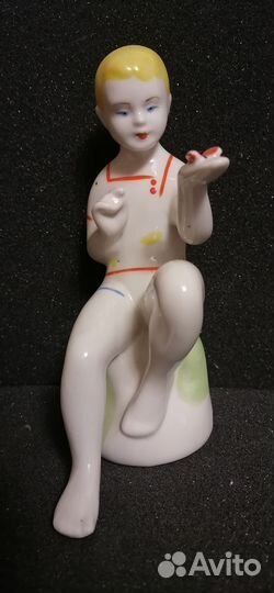 Фарфоровая статуэтка Мальчик с бабочкой