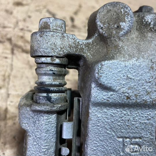 Суппорт передний левый Toyota Passo (KGC10) 2006-2