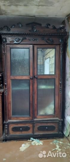 Старинный антикварный шкаф