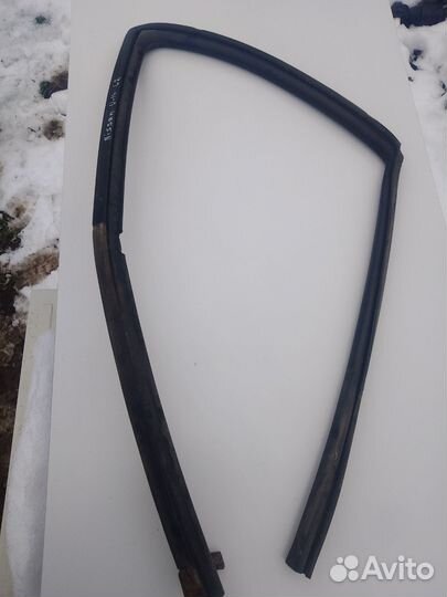 Уплотнитель стекла двери Nissan