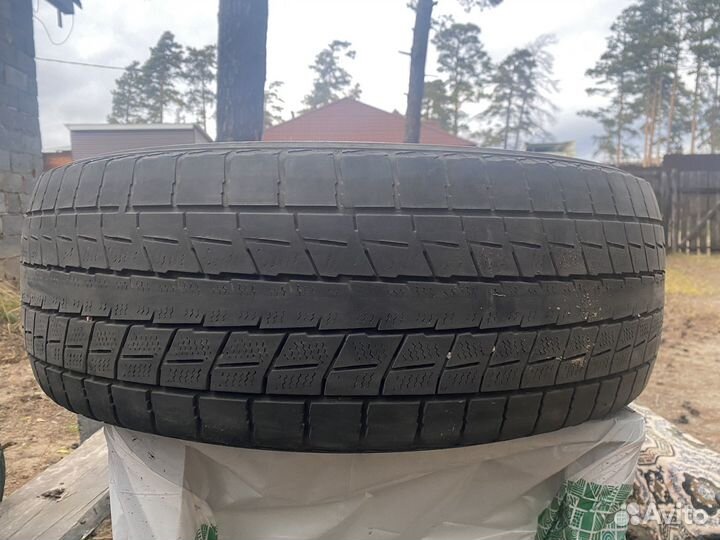 Bridgestone Blizzak WS-70 235/65 R17