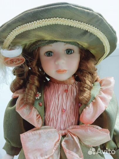 Коллекционная фарфоровая кукла 