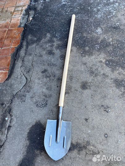 Лопата с черенком