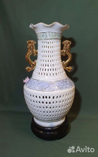 Ваза прорезной фарфор. Китай